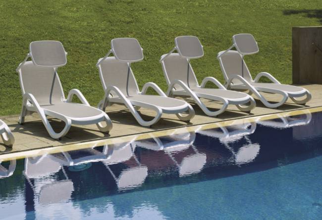 Шезлонг-лежак пластиковый Alfa белый, тортора 1700-1945х710х850 мм