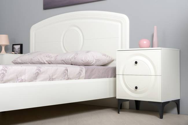 Комплект белой мебели для спальни Валенсия № 35 цвет белый шагрень/чёрный Комплект белой мебели для спальни Валенсия № 35 цвет белый шагрень/чёрный