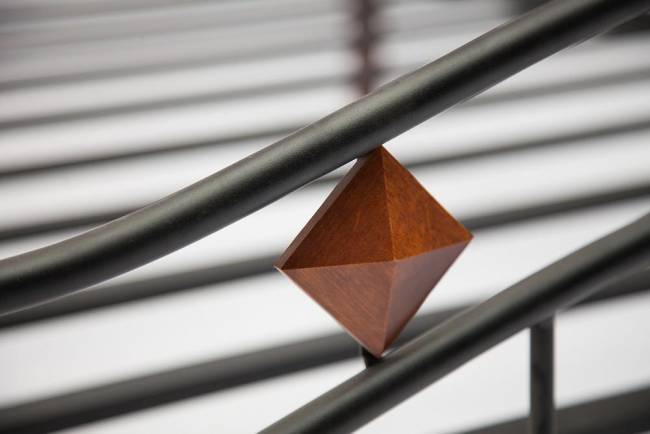 Кровать AT-126 дерево гевея/металл, 160*200 см (Queen bed), красный дуб/черный дуб темный дерево гевея/металл